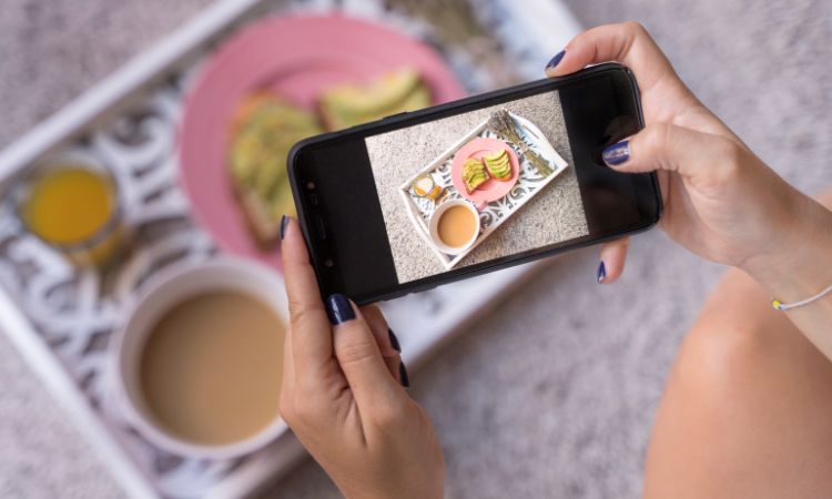 online influencer taking a picture of food